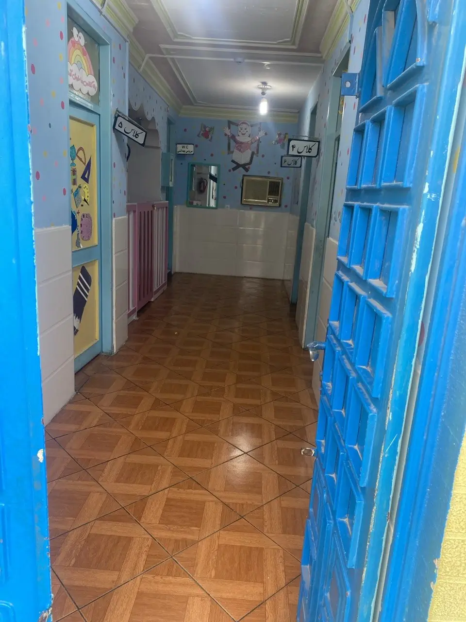 راهروی رنگی مدرسه